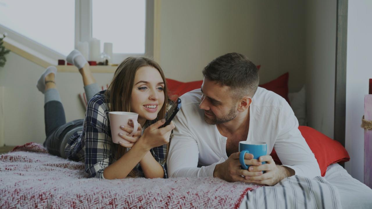 Pertanyaan Deep Talk dengan Pasangan (Foto: unsplash/Vitaly Gariev)
